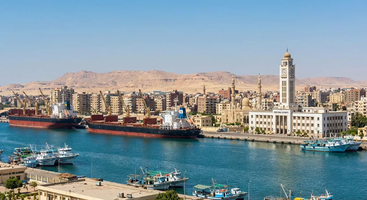 مدينة السويس الباسلة والمدخل الجنوبي للمجرى الملاحي العالمي